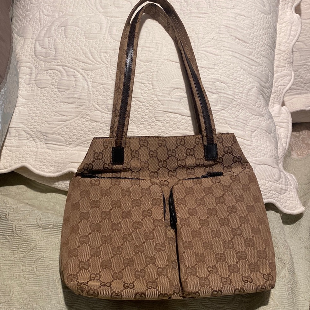 Gucci Beige Signature Shoulder bag. Great Valentine’s Gift 🎁 💐❤️